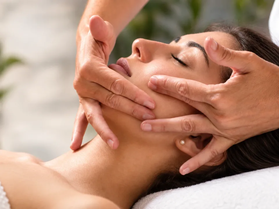 Masaje facial tonificante en rostro, cuello y escote en ByCarelia San Isidro